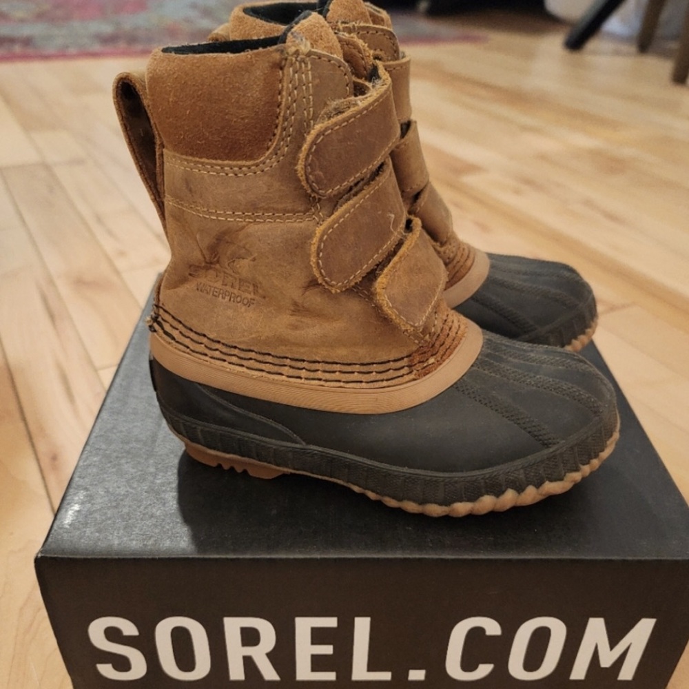 SOLD ON OTHER SITE Sorel Cheyenne boots.  Waterproof size 9T